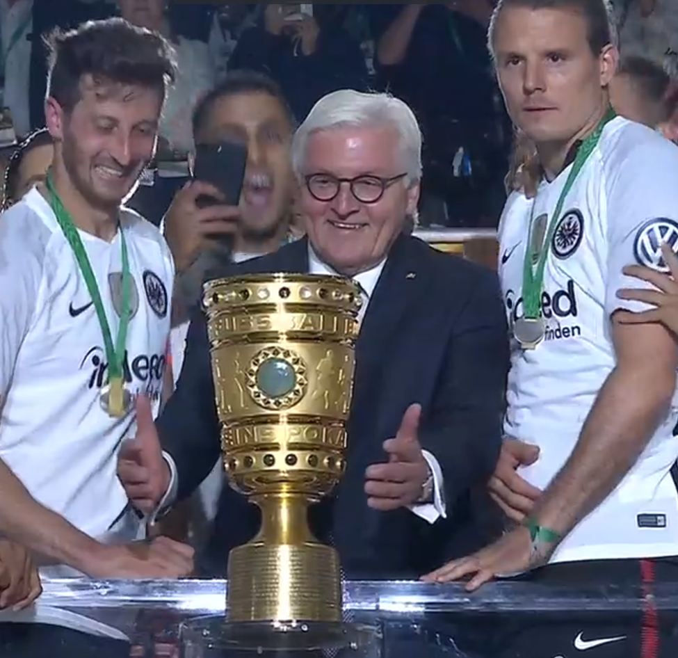 Der deutsche Bundespräsident Franz-Walter Steinmeier überreicht den DFB Pokal